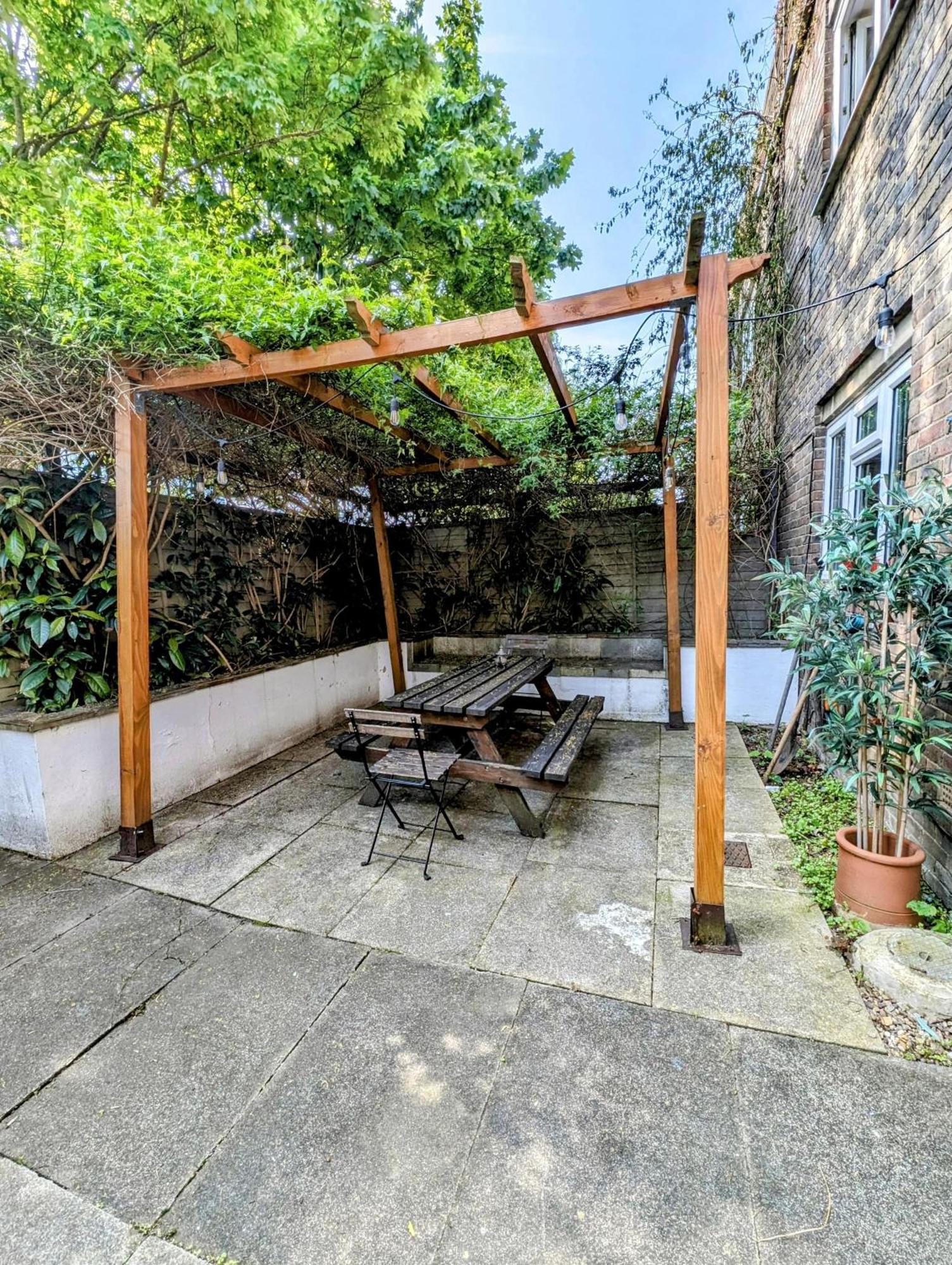 Modern Well Presented Apartment With Garden London Kültér fotó
