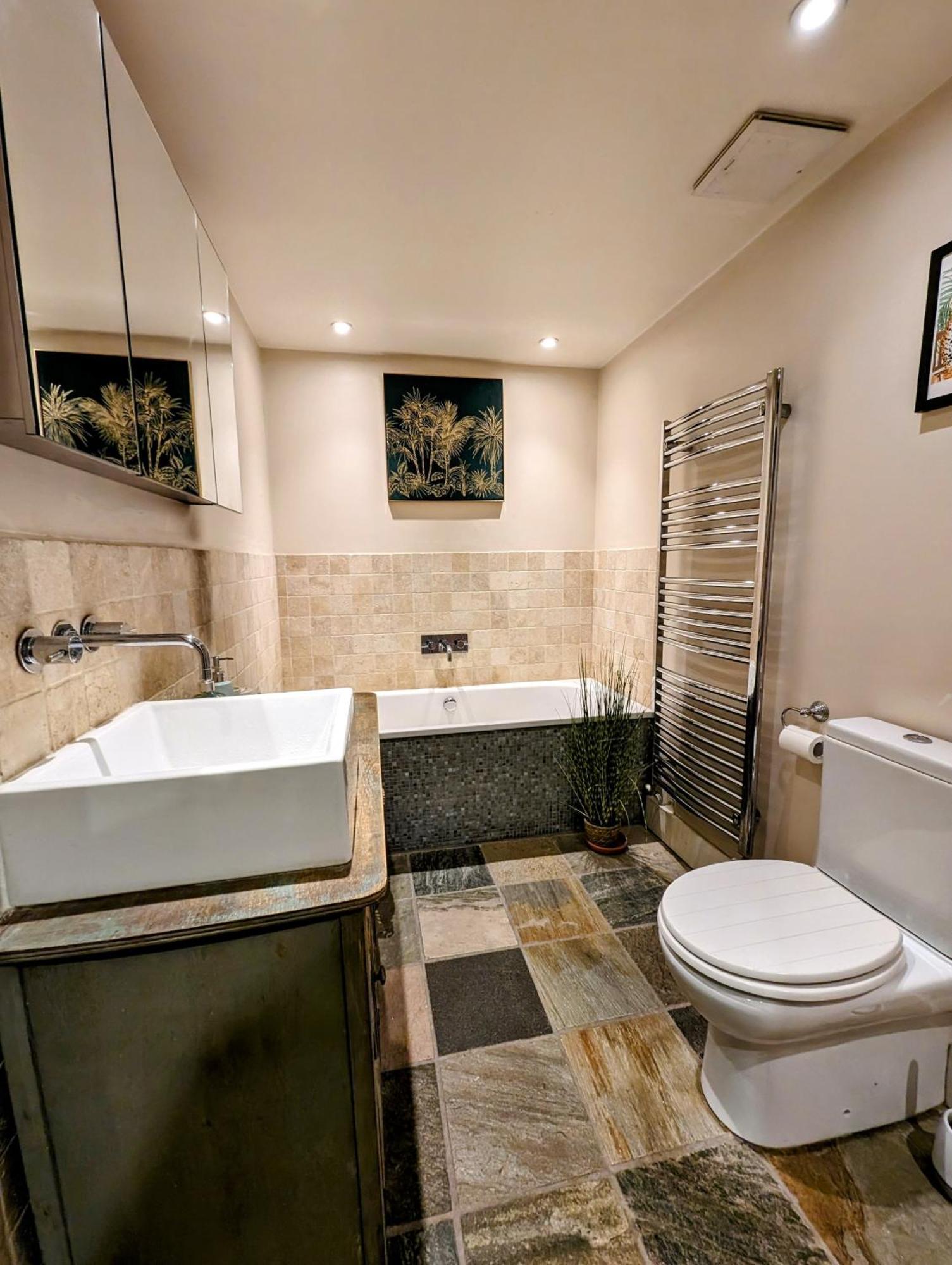 Modern Well Presented Apartment With Garden London Kültér fotó